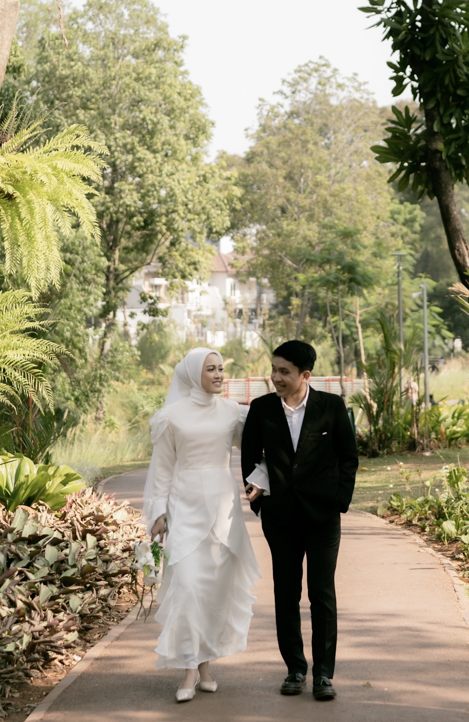 Monica dan Burhan berjalan bersama di taman